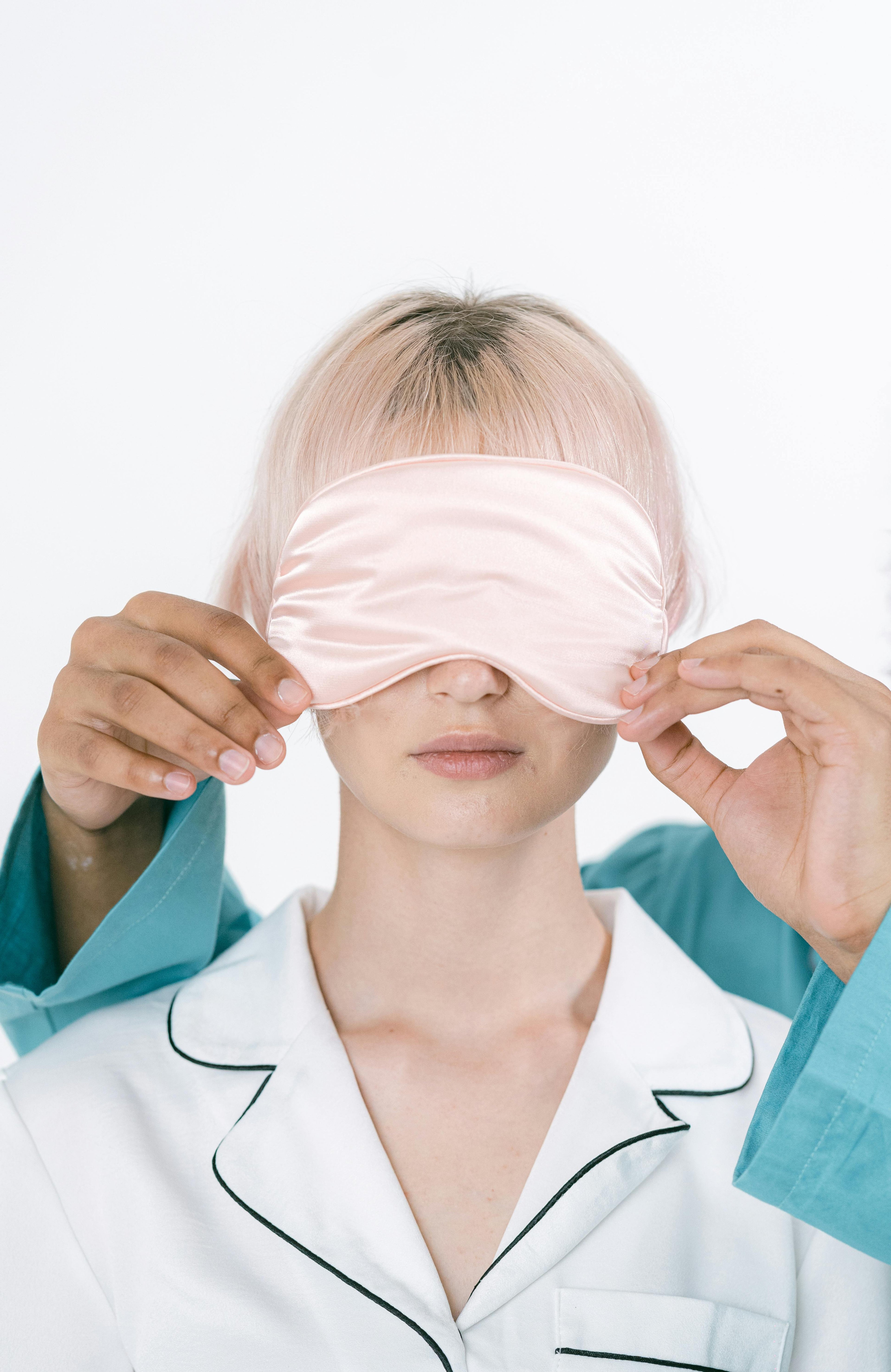 Night shift worker sleep tips — silk sleep mask for total blackout daytime sleep to improve sleep quality for shift workers