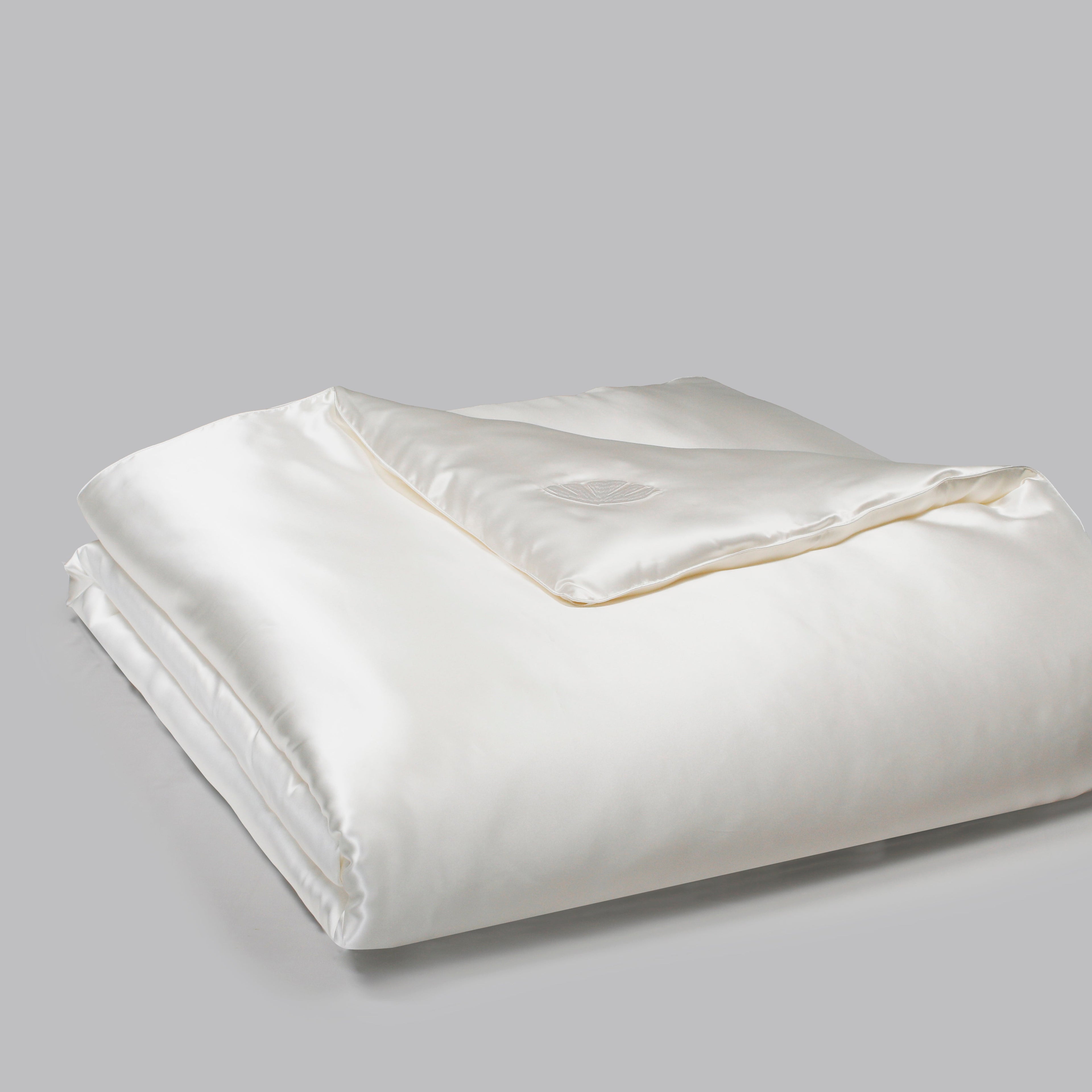Soreia all season mulberry silk comforter with grade 6A silk fill and soft silk shell, designed for year-round comfort.